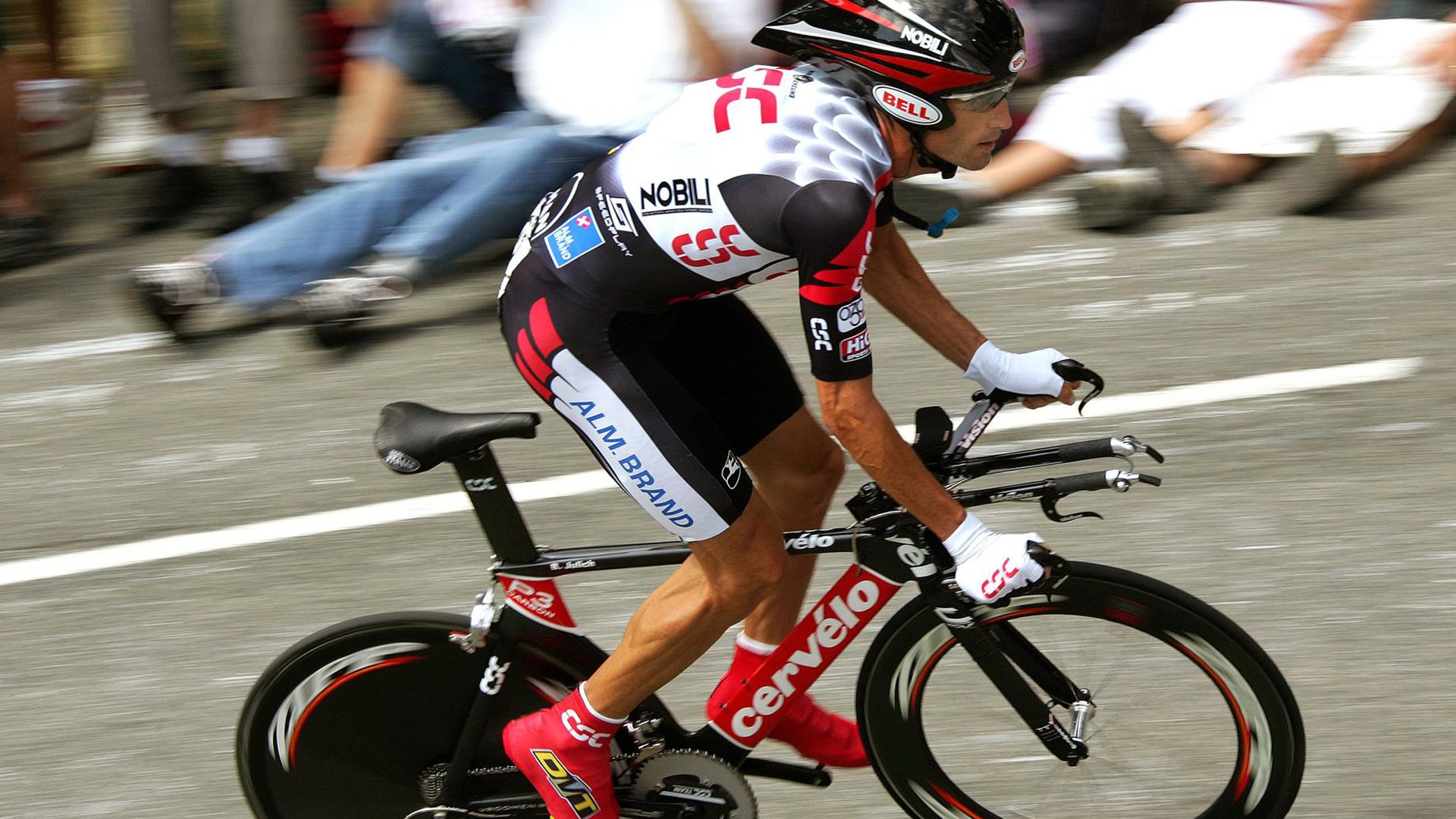 卡特通过精湛的踢球技术，令全黑队攻防兼备，卡特十佳球